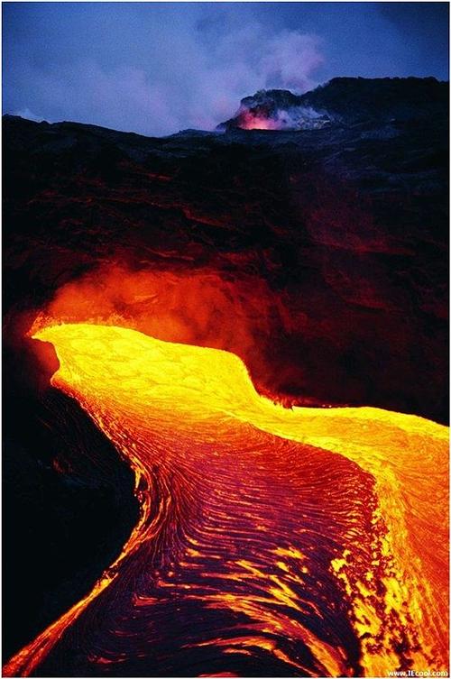 澳门管家婆一特一中和火山喷发时游客急逃与火山喷发急救
